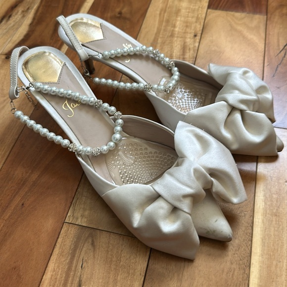 Jade on Etsy Ivory Bridal Kitten Heel in sz 8.5 - Picture 4 of 6